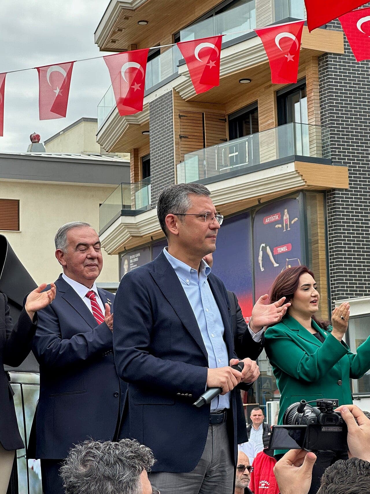 Özgür Özel portre