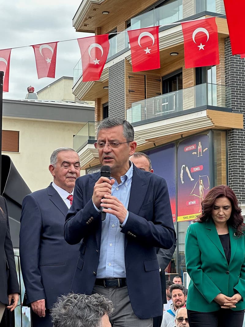 Özgür Özel portre