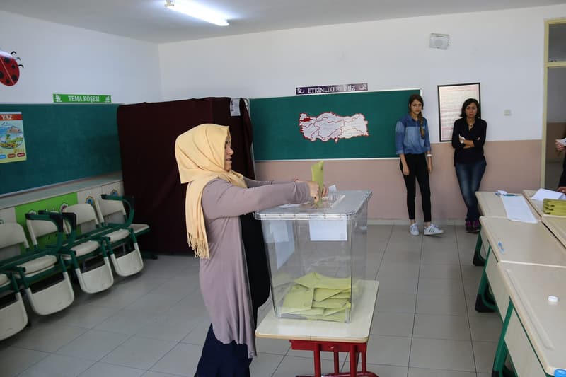 Ankara'da bir sandık başında oy verme